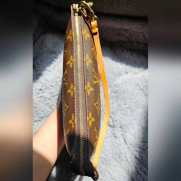 Authentic Louis Vuitton Pochette Accessoire Monogram- Excellent Condition - Picture 12 of 16
